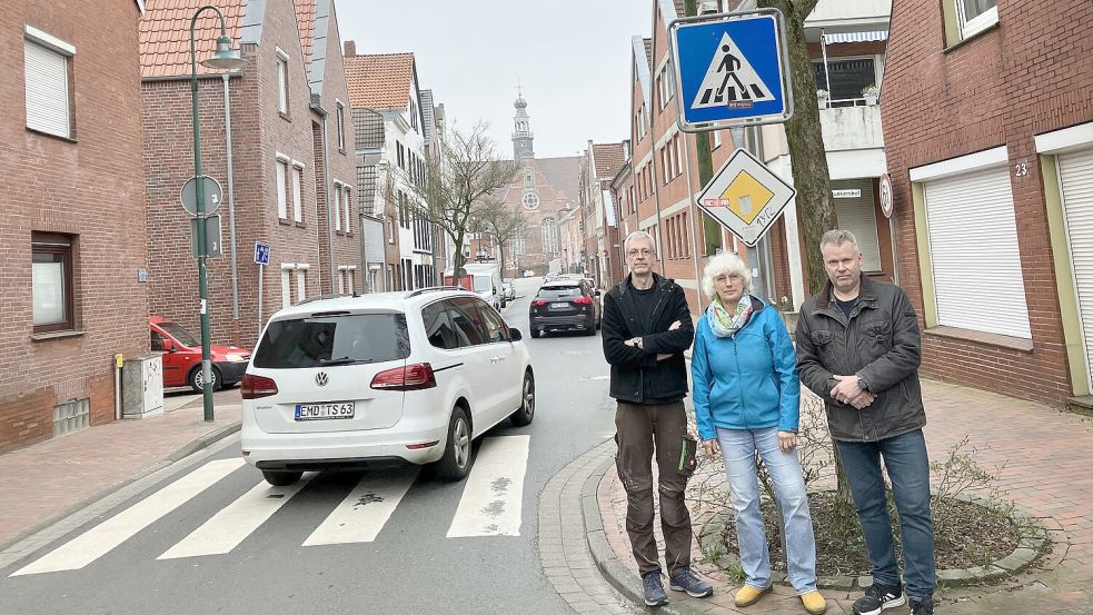 „Wir sind Innenstadt und keine Umgehungsstraße“: Martin Dirks, Frauke Koppaetzky und Heinz Frerichs von der IG Klein Faldern in der Friedrich-Ebert-Straße. Foto: Schuurman