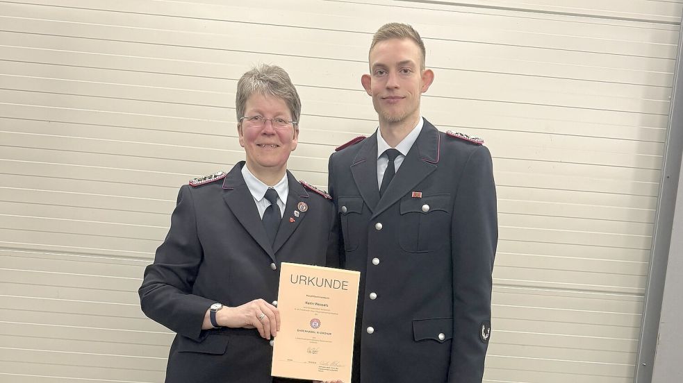 Karin Wessels wurde mit Urkunde und Ehrennadel ausgezeichnet, Ortsbrandmeister Keno Wessels gratulierte.