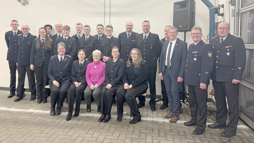 Die Haxtumer Feuerwehr und ihre Gäste auf der Jahreshauptversammlung. Fotos: privat