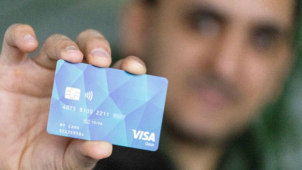 Über die Details einer Bezahlkarte für Geflüchtete wird derzeit diskutiert. Foto: Philipp von Ditfurth/dpa