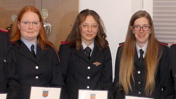 Jacqueline Bruns (von links), Judith Cramer und Petra Erbo wurden zu Feuerwehrfrauen ernannt. Foto: privat