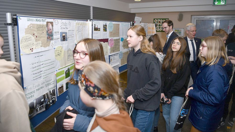 Die Ausstellung in der Freien Christlichen Schule machte Eindruck auf Schüler und Gäste. Fotos: Stromann