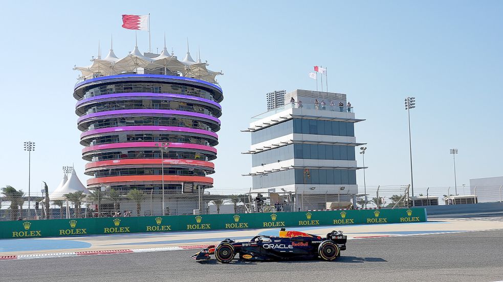 Saisonauftakt in Bahrain: Titelverteidiger Max Verstappen aus den Niederlanden vom Team Oracle Red Bull ist auf der Strecke unterwegs. Foto: dpa/Hasan Bratic