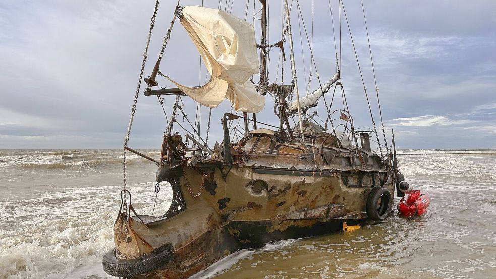 Am 6. November war der kuriose Eigenbau an den Weststrand von Norderney angetrieben worden. Das Segelboot sieht aus wie ein Wrack, ist aber seegängig. Foto: Archiv