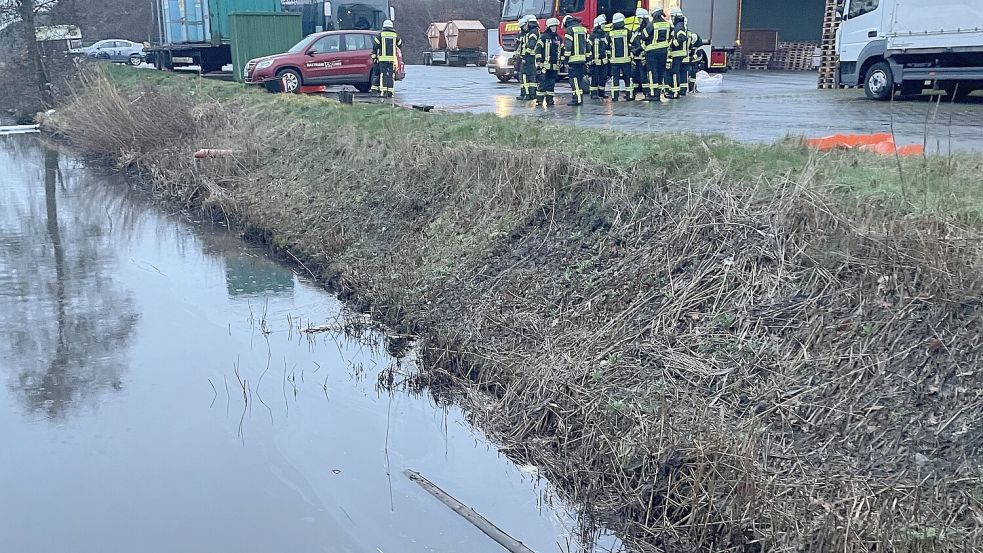 Das Öl lief in das Addinggaster Tief. Die Feuerwehr legte Ölsperren aus. Foto: Feuerwehr