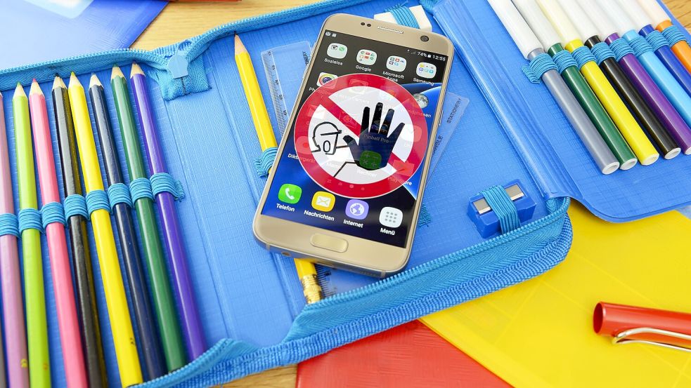 An Englands Schulen sollen Smartphones verboten werden. Eltern fordern sogar drastischere Maßnahmen, als die britische Regierung plant. Foto: IMAGO/Christian Ohde