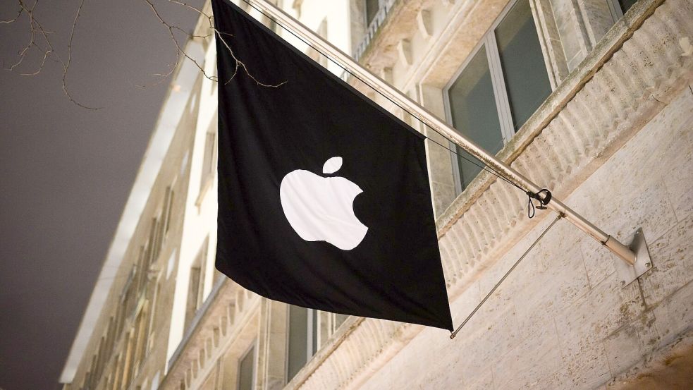 Auch nach der Zulassung von alternativen Marktplätzen dürfen auf ein iPhone nur Apps installiert werden, die einen Sicherheitscheck bei Apple durchlaufen haben. Foto: Julian Stratenschulte/dpa
