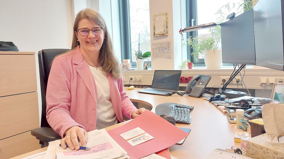 Gaby Philipps ist seit zwei Jahren Gleichstellungsbeauftragte bei der Stadt Emden. Foto: Hanssen