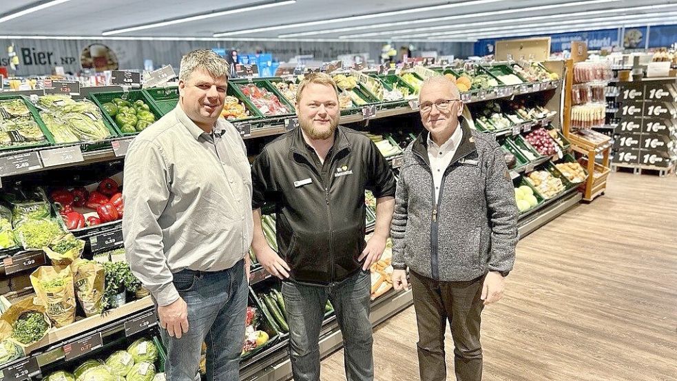 Matthias Meinen (Mitte) hat den NP-Markt in Hinte übernommen. Unterstützt wird er dabei von Einzelhandelsberater Kevin Marwitz und Bezirksleiter Peter Funk. Foto: Weiden