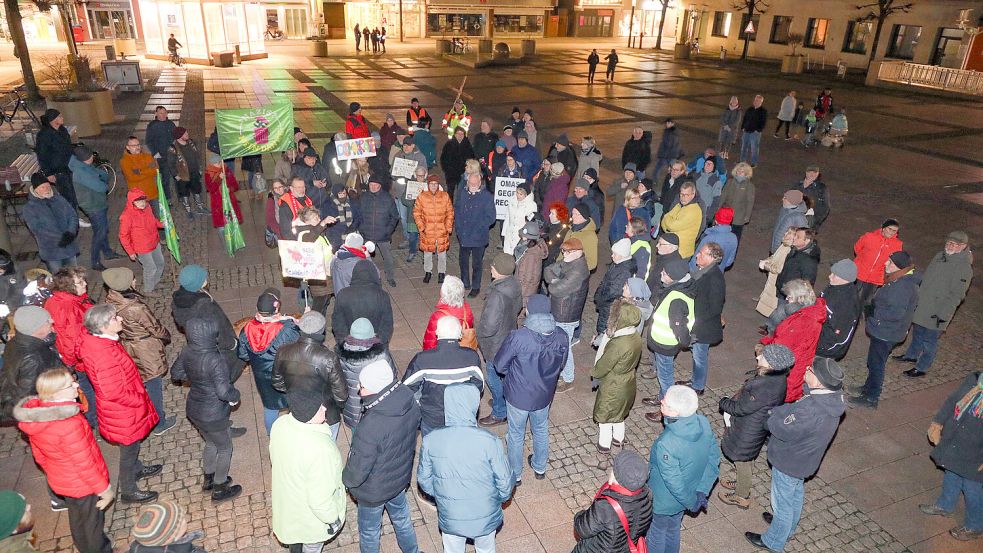 Beinahe 100 Menschen kamen am Montagabend auf dem Marktplatz zum Demonstrieren zusammen. Foto: Romuald Banik