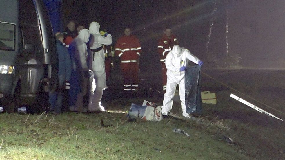 Nach dem Leichfund im Ems-Vechte-Kanal bei Nordhorn war dort nach Spuren gesucht worden. Foto: Christian Schock/NonstopNews/dpa