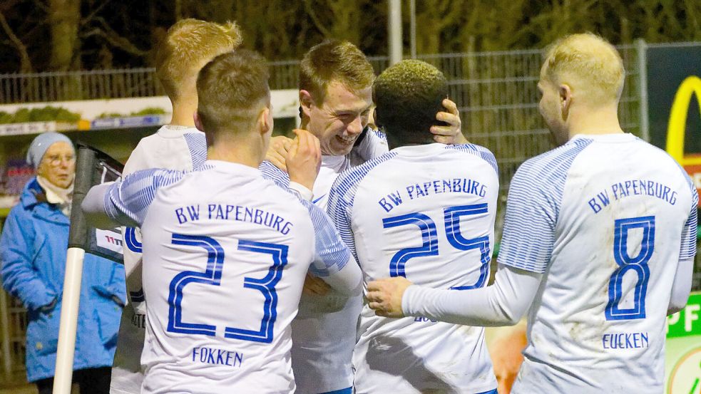 Doppeltorschütze Malte Maas wird für seinen Treffer zum 2:0 gefeiert. Foto: Lohmann