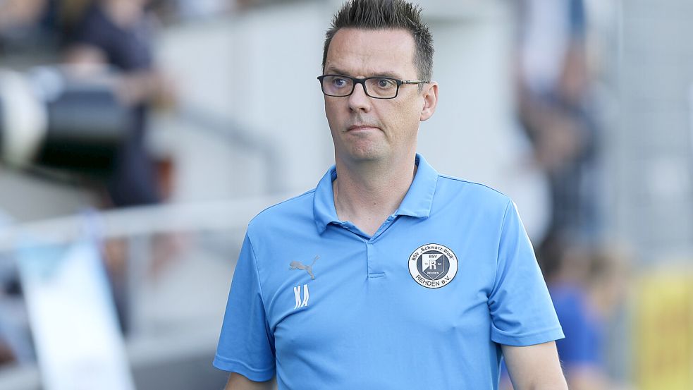 Kristian Arambasic hat eine junge Mannschaft. Oft seien acht U23-Spieler in der Startelf, sagt der Rehden-Coach. Foto: Doden/Emden