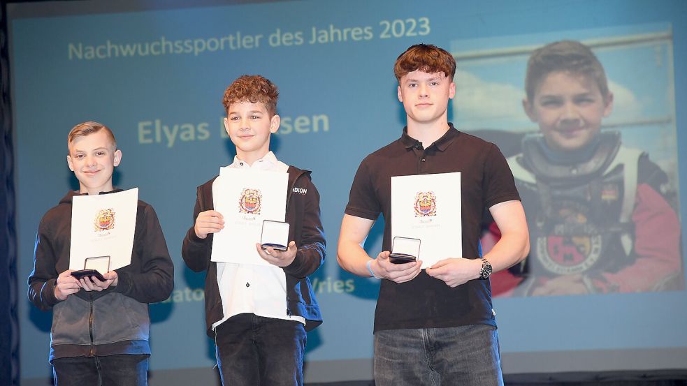 Elyas Dirksen (Mitte) freute sich über Urkunde und Medaille. Foto: Ellinger