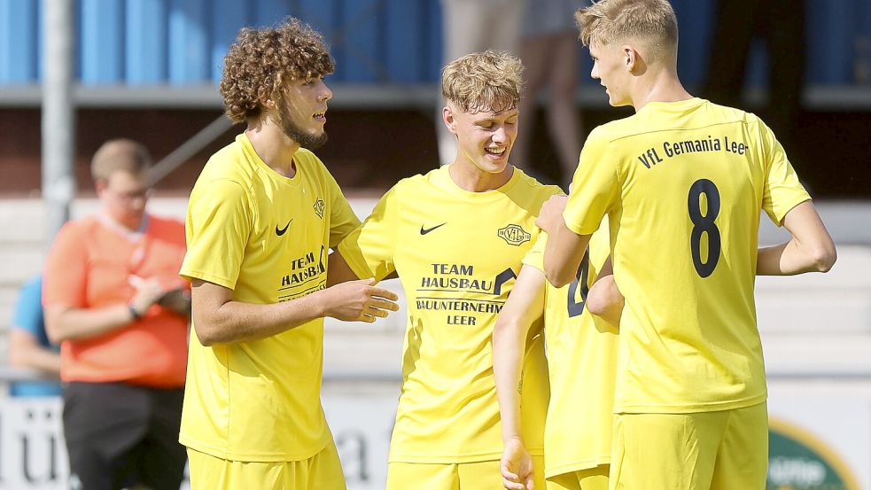 Nick Kaßmann (Mitte) erzielte gegen Holtland das wichtige 1:0 für Leer. Archivfoto: Doden