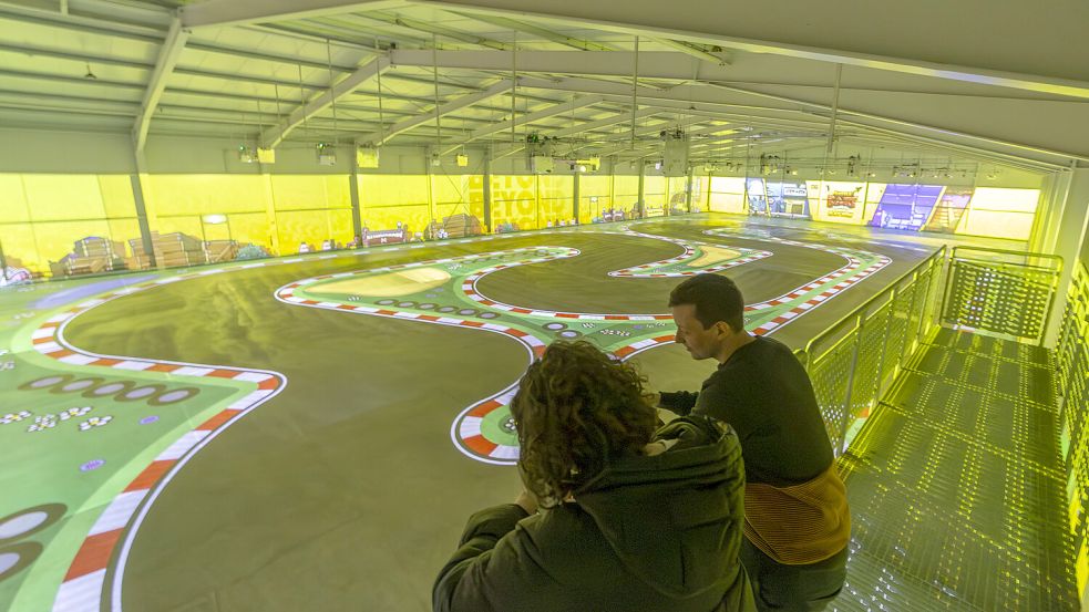 Vor unserem Timeslot erklärt mir Inhaber Lukas Deuling, wie die Karts über Sensoren an der Decke durch den Computer gesteuert werden. Fotos: Lars Schröer
