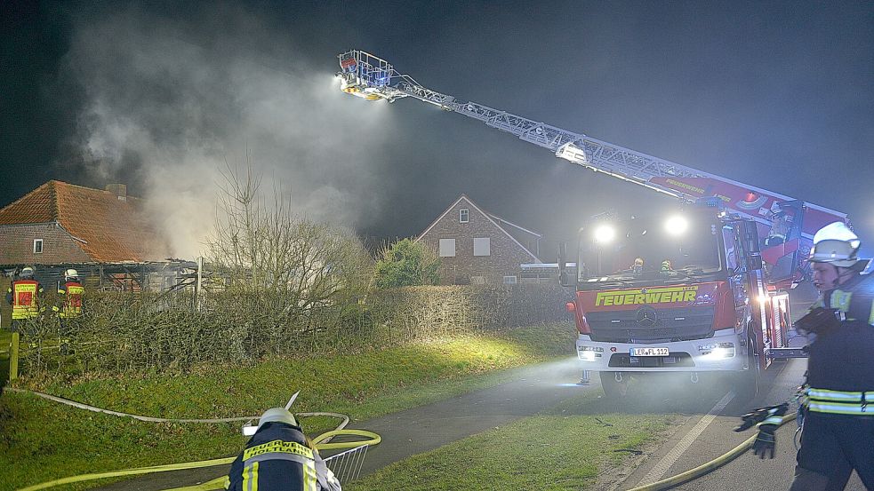 Die Drehleiter aus Leer wurde zu dem Einsatz in Holtland gerufen. Foto: Wolters