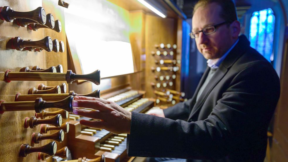 Ulf Wellner, Kirchenmusikdirektor, spielt in der St. Johannis Kirche an einer Orgel von 1553. Die Restaurierung der Orgel in der Lüneburger St.- Johannis-Kirche wird teuer und muss extrem gut geplant werden. Foto: Schulze/dpa