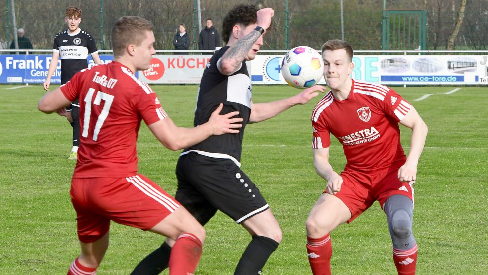 Mann des Spiels war Dreifachtorschütze Leon Zimmermann (Mitte), der sich in dieser Szene gleich zwei Gegenspielern stellt (links Felix Schütte, rechts Fynn Pruin). Foto: Damm