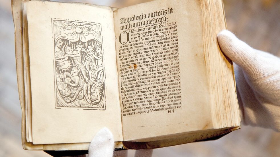 Der 1487 veröffentlichte Hexenhammer gilt als Auslöser einer Welle von Hexenprozessen in der frühen Neuzeit. Foto: Gentsch/dpa