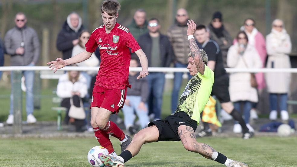 Auf tiefem, aber bespielbaren Geläuf feierte Larrelt (rechts) einen 2:0-Sieg gegen Pewsum. Foto: Doden/Emden