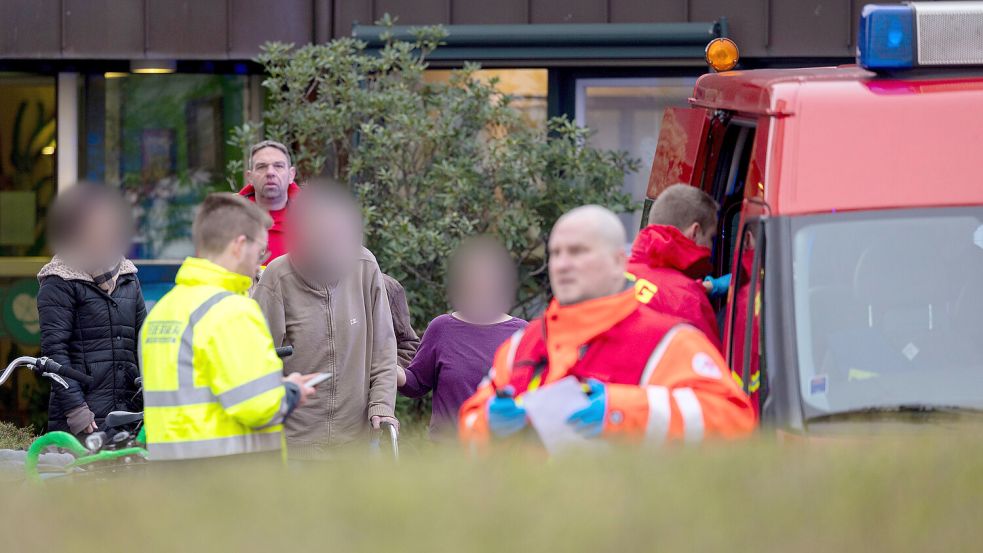 Helfer bringen Menschen aus einem Seniorenheim. In der Seniorenresidenz im niederrheinischen Bedburg-Hau sind bei dem Brand mehrere Menschen gestorben. Foto: dpa/Christoph Reichwein