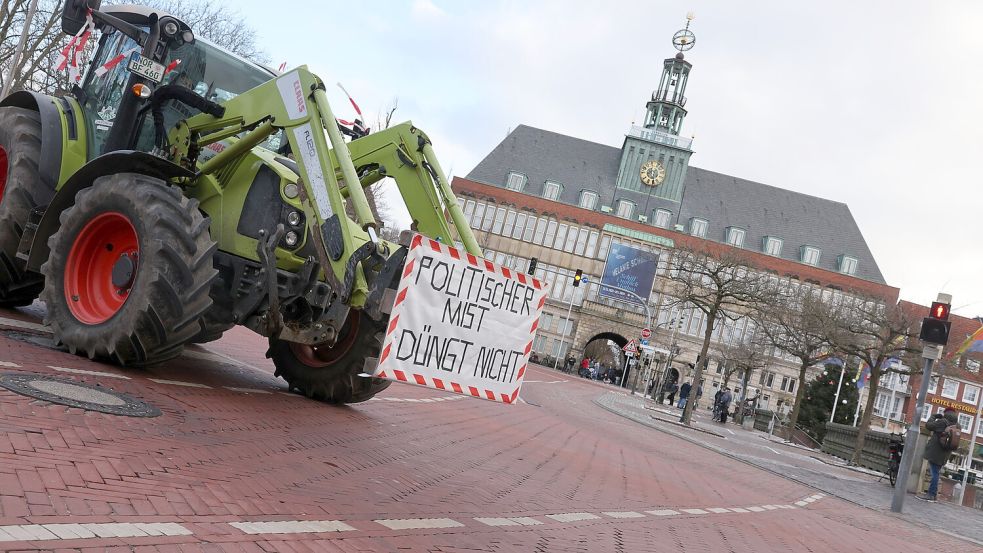 Anfang Januar protestierten auch in Ostfriesland, hier in Emden, Landwirte gegen die Politik. Auch wenn Entscheidungen der Ampel-Regierung der Auslöser waren, sitzt der Frust bei vielen Landwirten tiefer – und hängt zum Teil mit der EU-Agrarpolitik zusammen. Foto: Hock/Archiv
