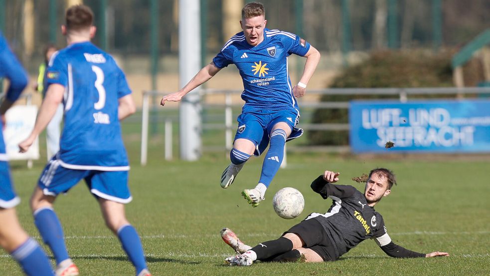 Tobias Steffen (Mitte) brachte Kickers Emden in Rehdenmit 1:0 in Führung. Foto: Doden, Emden