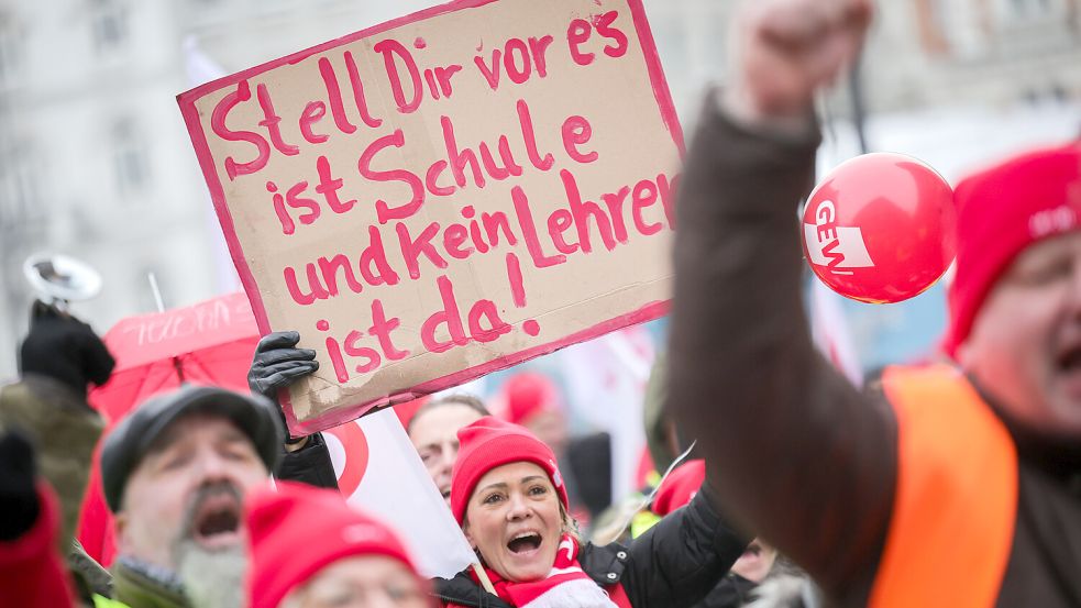 „Stell dir vor es ist Schule und kein Lehrer ist da“ steht auf einem Pappschild bei einer Demonstration der Gewerkschaft Verdi in Hamburg. Archivfoto: Charisius/dpa