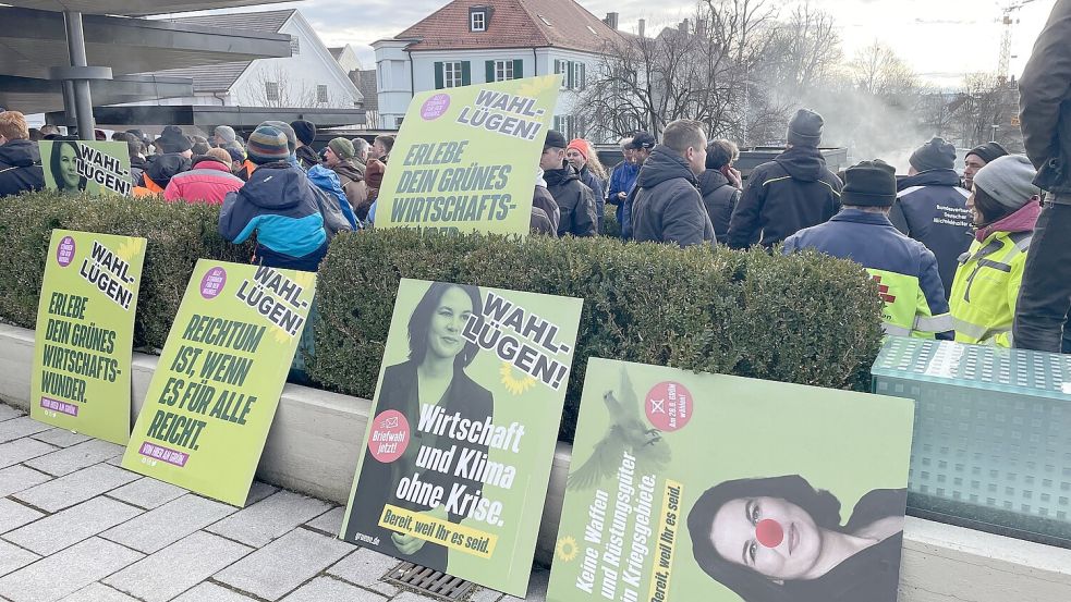 Landwirte protestieren im Vorfeld des politischen Aschermittwochs der Grünen vor der Stadthalle in Biberach. Die Veranstaltung wird aus Sicherheitsgründen schließlich abgesagt. Foto: David Nau
