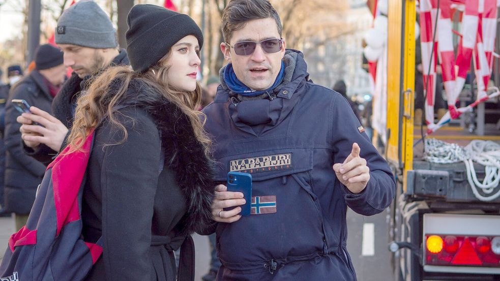 Auf ihrem Kanal wiegelt Brittany Sellner (l.) nicht nur gegen den „modernen Feminismus“ auf, sondern setzt sich auch für ihren Partner Martin Sellner (r.) ein. Foto: IMAGO/Isabelle Ouvrard