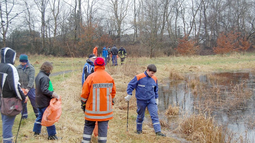 Der Umwelttag in Weener hat eine lange Tradition. Vereine, Gruppen, Schulen und Privatpersonen beteiligen sich am gemeinsamen Müllsammeln wie hier in Holtusen. Archivbild: Mittmann