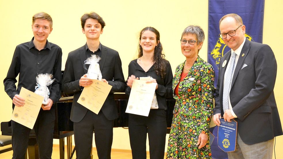 Joel Wolf (von links), Gewinner Luis McCall und Josephine Hüls wurden von der Lions-Musikbeauftragten Dr. Christine Hühns und Distrikt-Governor Holger Schönemann für ihre Erfolge beim Musikwettbewerb beglückwünscht. Foto: privat