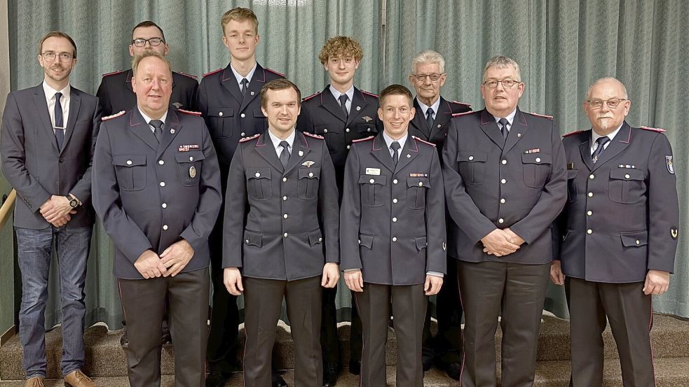 Das Foto zeigt (hinten, von links) Bürgermeister Hendrik Schulz, Justin Auen, Björn Wybrands Tobias Heeren und Willi Harms sowie (vorne, von links) Karsten Leerhoff, Stefan Otten, Jörg Buß, Alfred Janssen und Peter Eggers. Foto: privat