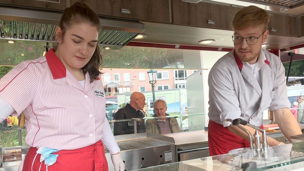 Die Youngsters: Anke und André Wilts. Die Geflügelhändler kommen bei Veranstaltungen wie dem Erntedankfest auch mit ihrem Imbiss. Foto: Schuurman