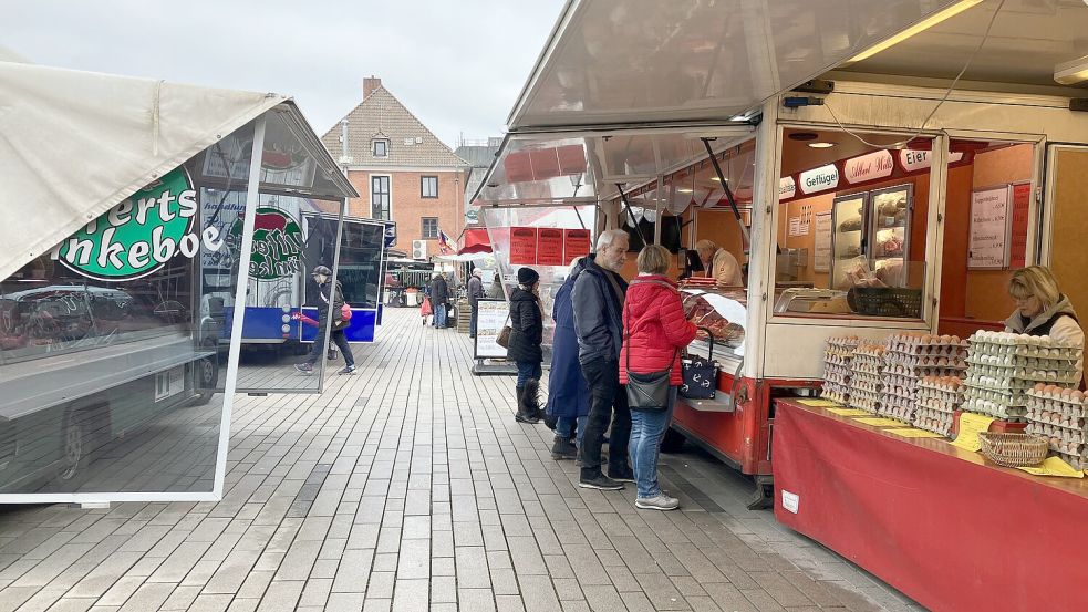 Auf dieser Marktseite herrscht schon guter Lückenschluss: rechts Wilts, Metzger Arends, links Metzger Ulferts, Fischhandlung Eilts. Foto: Schuurman