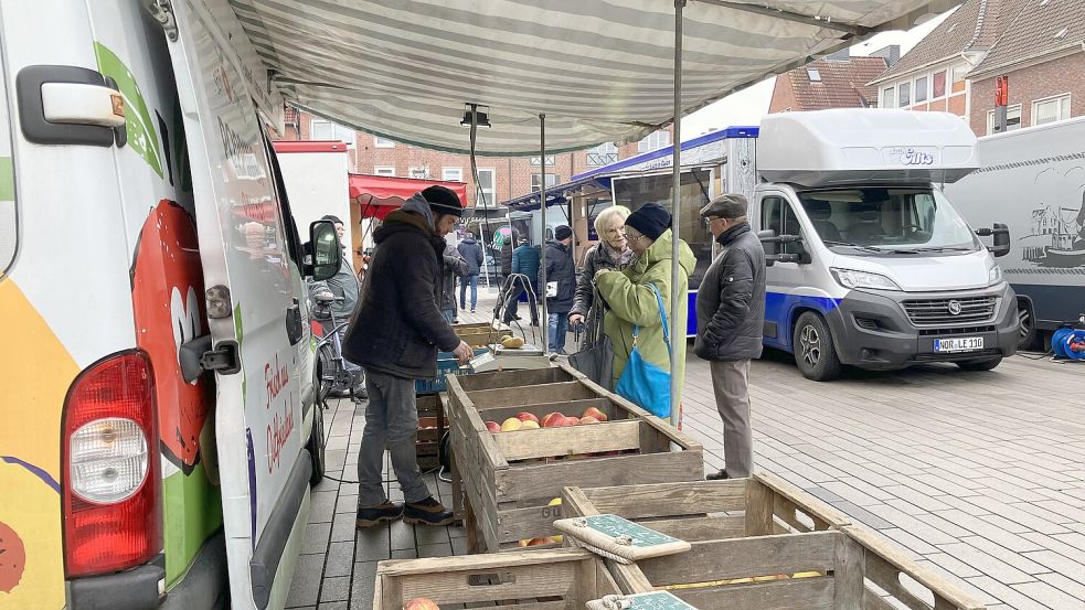Einer, der auch keine Winterpause macht: der Stand vom Poppinga-Obsthof aus Dornum. Foto: Schuurman