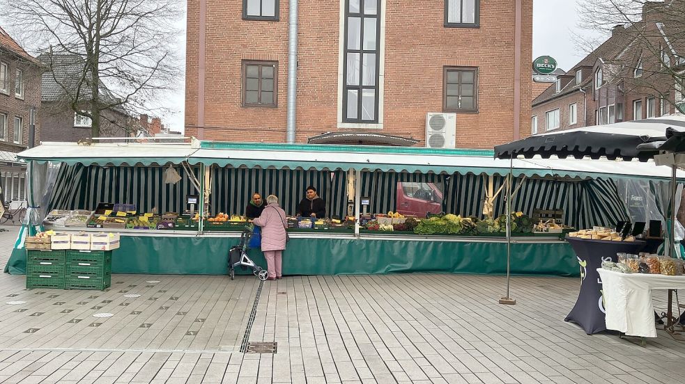 Satte zwölf Meter Obst und Gemüse: Auch dieser Stand füllt den Wochenmarkt. Foto: Schuurman