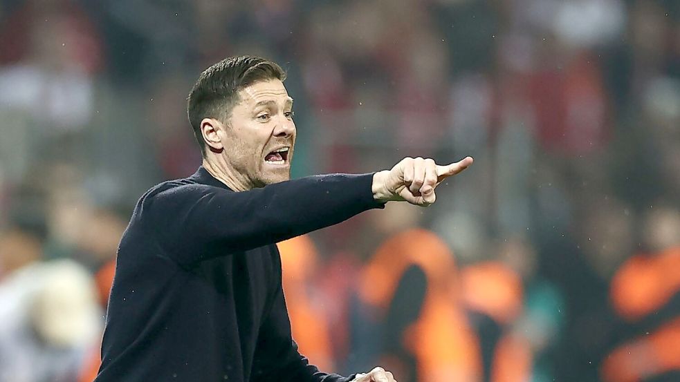 Leverkusens Trainer Xabi Alonso soll einem Bericht zufolge schon Gespräche mit den Bayern geführt haben. Foto: Rolf Vennenbernd/dpa