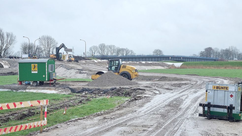 Die ersten Arbeiten für den Neubau der Ledabrücke haben auf der Leeraner Seite bereits begonnen. Foto: Bothe