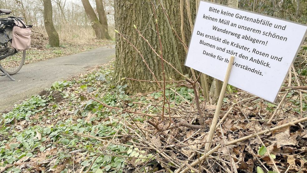Am Ostfriesland-Wanderweg in Leer wurden Schilder in Grünabfallhaufen gesteckt. Foto: Nording