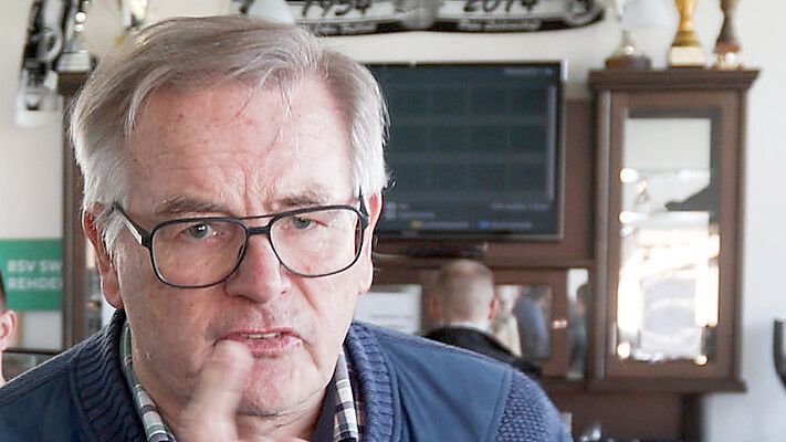 Das Foto zeigt den VIP-Raum und auch jenen Bereich (hinten links), in dem das Buffet frei zugänglich aufgebaut worden war. Dass Emdens Gerd Krauledat sich dort bediente, schmeckte Friedrich Schilling nicht. Das Foto zeigt ihn beim Ärger um Foto-Aufnahmen. Foto: Doden/Emden
