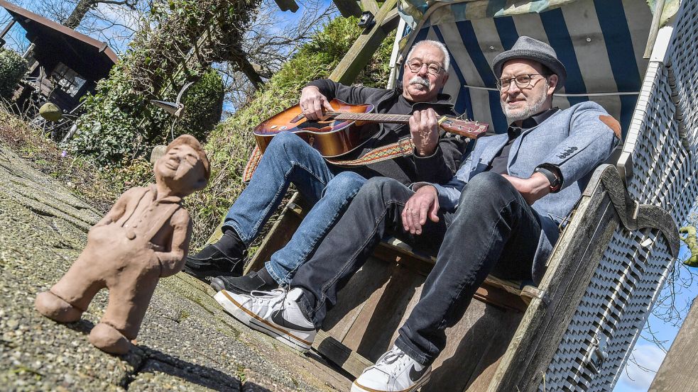 Dieter Kabra (links) und Hans-Albert Theilen sind zusammen „Die Ganter“. Vor dem Strandkorb steht eine Tonfigur, die im Abspann ihres neuesten Videos auftaucht. Fotos: Ortgies