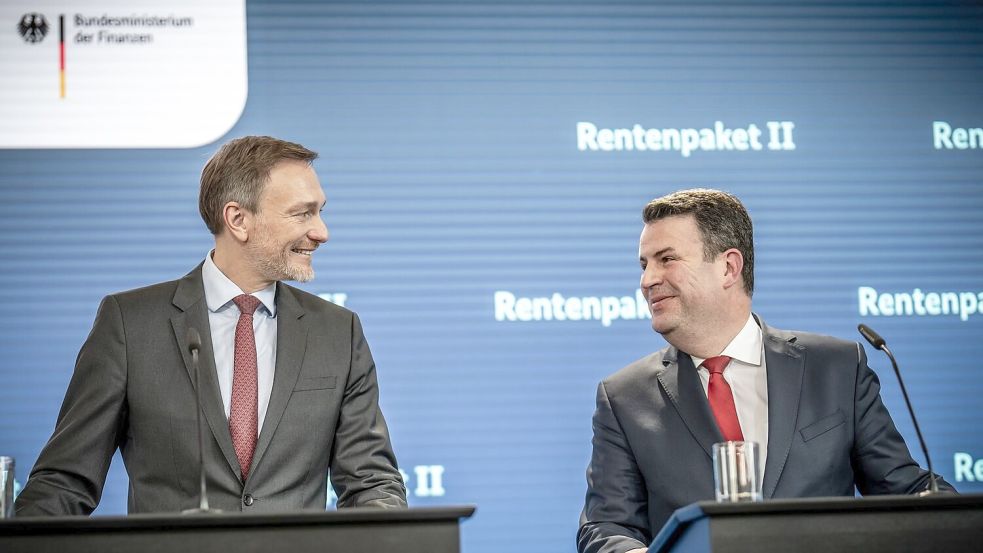 Finanzminister Christian Lindner (l) und Arbeitsminister Hubertus Heil stellen ihr Renten-Reformpaket in Berlin vor. Foto: Michael Kappeler/dpa