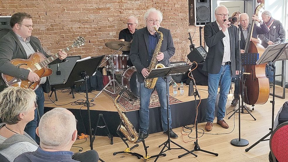 Zu den flotten Tönen der Dollart Swing Band wippte am Sonntag so mancher Fuß im Takt. Viele Besucher waren am Wochenende ins neu eröffnete Bürgerhaus gekommen. Foto: Wolters