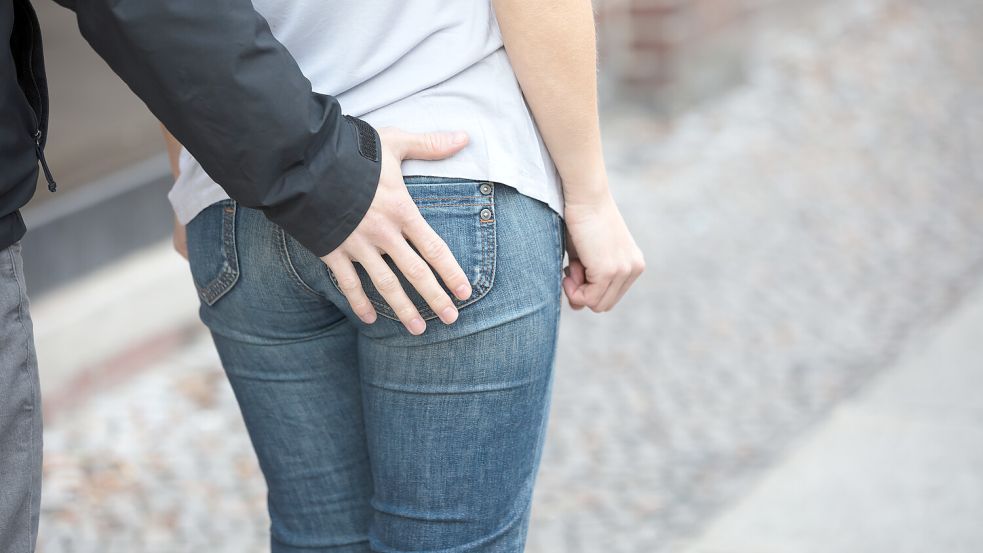 Ungewollt angefasst werden: Das ist sexuelle Belästigung. In dieser Artikel-Reihe tragen sechs Volontärinnen persönliche Erfahrungen mit sexueller Gewalt zusammen. Foto: imago images/Pond5 Images