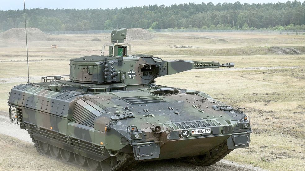 Ein Schützenpanzer vom Typ Puma auf dem Erprobungsgelände des Unternehmens Rheinmetall in der Lüneburger Heide. Foto: Holger Hollemann/dpa