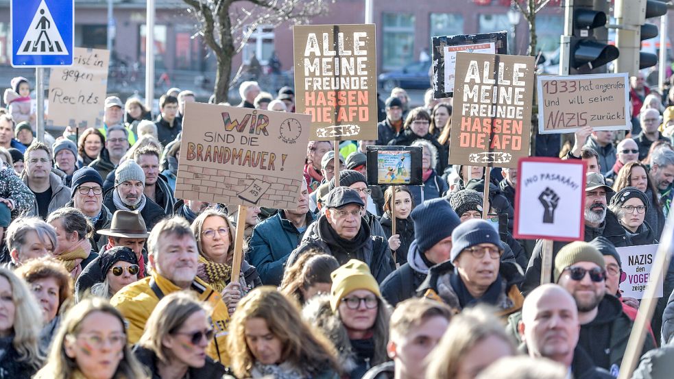 Das Bündnis Emden Demokratisch hatte bereits zu einer großen Demo aufgerufen. Mehr als 4000 Menschen waren gekommen. Foto: Ortgies