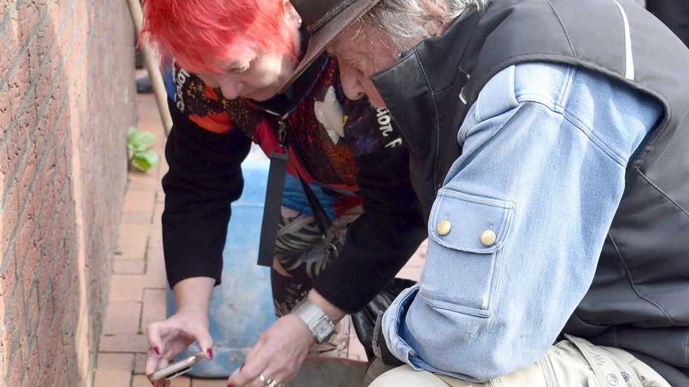 Bildhauer Günter Demnig und Susanne Altmann-Rommel bei der Verlegung der Stolpersteine. Foto: Hochmann