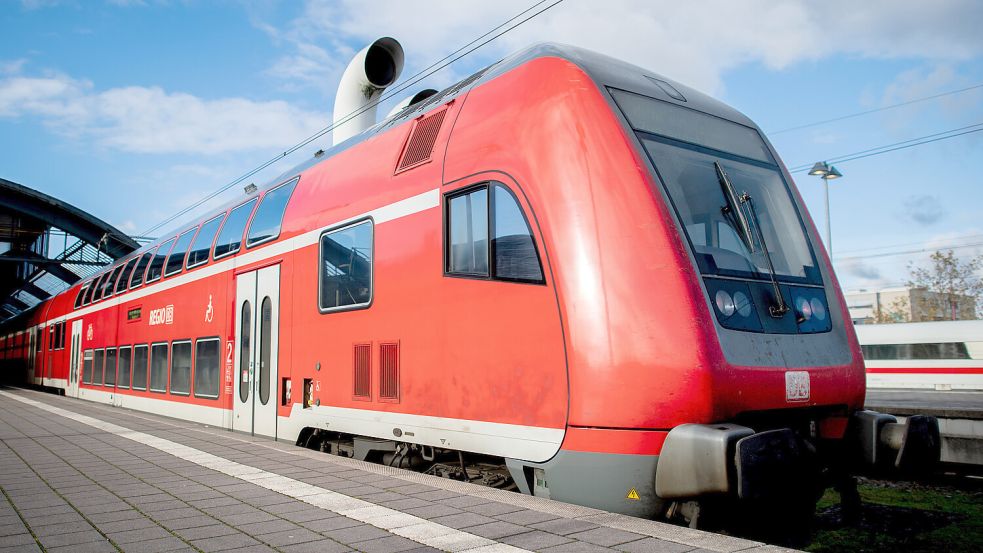 Warnstreik in Oldenburg: Ein Regional-Express der Deutschen Bahn (DB) steht an einem Bahnsteig im Hauptbahnhof. Foto: Dittrich/DPA/Archiv